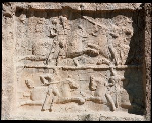 Utsikt over nekropolisen og gravene som tilhører Achaemenid-kongene, relieff som representerer kampscener av School Persian