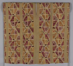 Tunika, 600-800 (bomull og ull (camelid), enkelt sammenlåsende billedvev; hals og ermhull avsluttet med ull (camelid) i overkastingssting; sømmer sammenføyd med ull (camelid) i stoppesting)