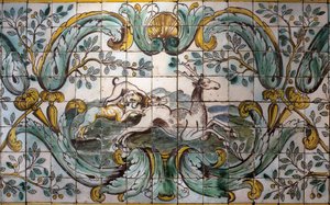 Hunder som jakter en hjort - Detalj av et dekorativt flisepanel fra jaktrommet til det tidligere palasset i Praia, a Belem, Lisboa (Portugal) (To hunder som jakter på en hjort - dekorativt panel fra jaktrommet til det tidligere palasset i Praia, kl. Belem)