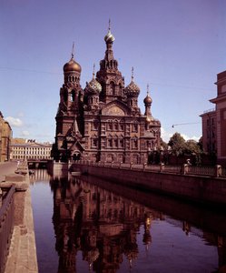 Arkitektur: utsikt over kirken til den hellige frelser og sangverset realisert mellom 1883 og 1907. St. Petersburg. Russland av School Russian