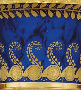 Detalj fra en vase i porselen med to håndtak og bladgull laget av Imperial Porcelain Factory i 1833 av School Russian
