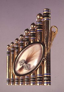 Gullanheng med emaljedekor og satt med en medaljon som inneholder en hårlokk i en diamantsatt sløyfe (forside), russisk, tidlig på 1800-tallet (gull, enael og diamant) av School Russian