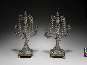 Et par kandelaber, ca. 1790-1795 (kuttet og polert stål med gull- og forsølvet dekor) av School Russian