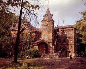 Russisk arkitektur: utsikt over en dacha fra 1800-tallet, russisk landsted.