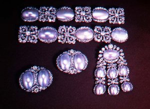 Sett med smykker, brosje, øreklips og armbånd, andre halvdel av 1700-tallet (gull, diamanter og perlemor) av School Russian