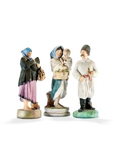 Tre porselensfigurer som viser to kvinner som holder barn, og en Cossak med en pipe, sent på 1800-tallet (porselen) av School Russian