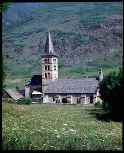 Utsikt over kirken St Mary, Arties (fotografi) av School Spanish