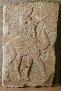 Plate med Dromedary Rider, Tell Halaf, Nord-Syria (kalkstein med rød maling)