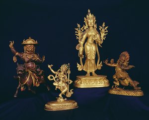 Tibetanske figurer: Vajravarahi danser på et menneskelig lik; figur av Padmapari; figur av Beg-tse; figur av Dam-can Dor-je Legs-pa som rir på en hest