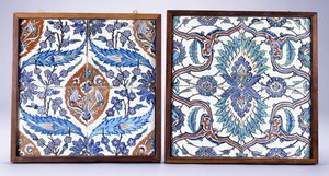En Iznik-flis med plommeblomster og tulipaner, laget rundt 1570, og en Iznik-flis fra 1600-tallet med rød og blå delt palmett, ca. 1570; 1600-tallet (keramikk)