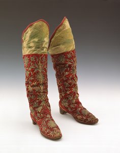Et par herrestøvler, Bokhara, tidlig på midten av 1800-tallet (karmosinrød fløyel brodert med sølvtråd) av School Uzbek
