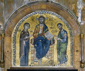 Bysantinsk arkitektur: Kristus i majestet (Kristus i herlighet) mellom Jomfruen og Markus (Deesis), mosaikker laget av venetianske kunstnere og redesignet på 1500-tallet. Apsis. Basilica di San Marco (San Marco-basilikaen), Venezia av School Veneto Byzantine