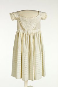 Dåpskjole til gutter med Ayrshire-håndarbeid foran og på ermene, ca. 1850 (bomull) av Scottish School