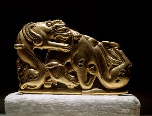 Art Scythian (Scythian eller Scythian sivilisasjon): gullbeltefibule som viser en griffin som angriper en hest. Fra Chiliktin. 5.-4. århundre f.Kr. Saint Petersburg, Hermitage Museum - Skytisk kunst (skytisk sivilisasjon): beltespenne i gull som represente