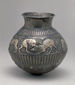 Skytisk kunst: sølvvase fra det 4. århundre f.Kr. dekorert med en frise som representerer en løve som angriper en villsvin State Hermitage, St. Petersburg av Scythian