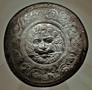 Art Scythian (skytisk eller skytisk sivilisasjon): Sølvarneringselement som representerer et løvehode med et spyd i munningen av Rostov-regionen. Sarmat kunst, 2. - 3. århundre f.Kr. Eremitasjemuseet i St. Petersburg.