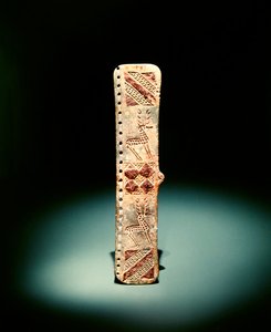 Beltelås gravert med utskåret geometrisk ornament og hjort, tidlig 1. årtusen f.Kr. (bronse innlagt med jern)