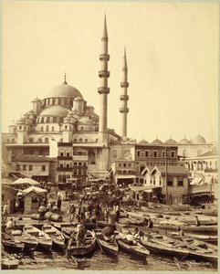 Santa Sophia-moskeen og fiskebåter ved bredden av Bosporos, Istanbul, ca. 1890 (s/hvitt-bilde) av Sebah and Joaillier