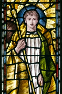 Mortehoe, St Mary, Heaton Butler & Bayne, Selwyn Image, Archangel St Raphael detalj, ca. 1890 av Selwyn Image Selwyn Image