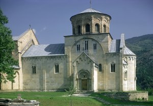 Sørutsikt over kirken Sveta Bogodorica av Serbian School