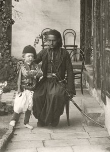 Arabisk kawass (ottomansk vakt) med en ung gutt i hagen til et hus i Judea-distriktet i Jerusalem, 1867