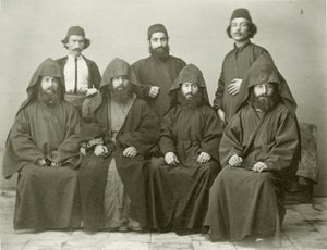 Gruppe på 4 armenske prester og 3 andre på gårdsplassen på Mediterranean Hotel, Jerusalem, 1867
