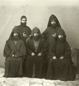Gruppe på 5 armenske prester på gårdsplassen til Mediterranean Hotel, Jerusalem, 1867