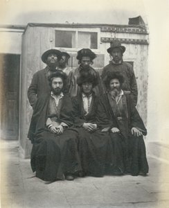 Gruppe på 7 polske jøder på gårdsplassen til Mediterranean Hotel, Jerusalem, 1867