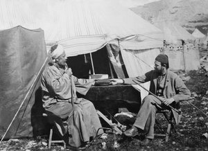 Yakub es Shellaby, overrekker kaptein C. Warren en bok med samaritanske bønner for erkebiskopen av York, Samaria-distriktet, Palestina, 1867