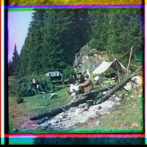 Sergei Prokudin-Gorskii og andre sitter på en campingplass, Chusovala-elven, Uralfjellene, Russland