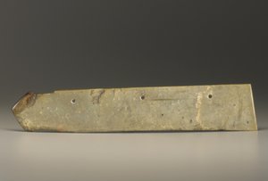Stor klyveformet gjenstand av typen kuei (jade)
