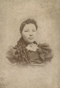 Skapkort til et uidentifisert medlem av Vass-familien, 1880-1917. av Sidney Rufus Alley