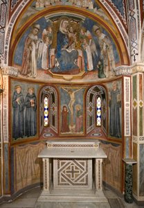 Jomfru og barn og korsfestelse (etter restaurering). Freske av skolen i Siena. 1300-tallet. Jomfruens kapell. Klosteret Saint Benedetto (Sacro Speco), Subiaco (Roma), Italia av Sienese School