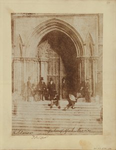 En gruppe menn ved den sørlige inngangen til York Minster