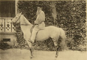 Den russiske forfatteren Leo Tolstoj til hest, Moskva, Russland, 1890-tallet av Sophia Andreevna Tolstaya