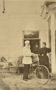 Den russiske forfatteren Leo Tolstoj med en sykkel, Russland, 1890-tallet