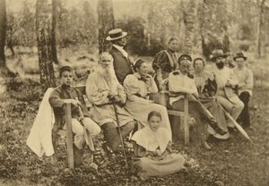 Den russiske forfatteren Leo Tolstoj med gjester, Yasnaya Polyana, nær Tula, Russland, 1895.