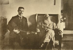 Den russiske forfatteren Leo Tolstoj med balalaika-spilleren Boris Troyanovsky, Russland, 1909 av Sophia Andreevna Tolstaya