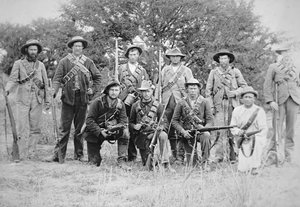 Boer-kommandoer bevæpnet med den tyske Mauser-riflen modell 1895 (s/hv-bilde)