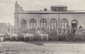 Historisk utsikt, den siste bussen med engelsk post og gammelt postkontor (s/hv-bilde) av South African Photographer