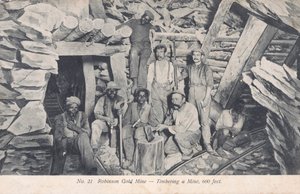 Gruvearbeidere som installerer tømmerrekvisitter 600 fot under bakken, Robinson Gold Mine, Sør-Afrika (s/hv-bilde) av South African Photographer