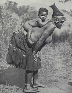 Kvinne som bærer babyen sin på ryggen, Sør-Afrika (s/hvitt-bilde)
