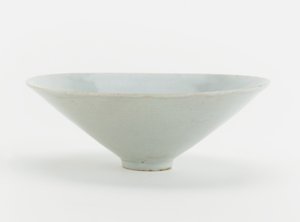 Skål med støpt design av føniks og blomster, ca.1200 (keramikk)