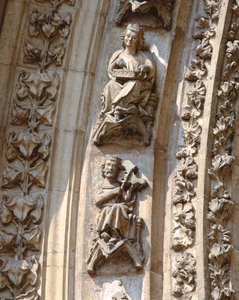 Archivolt av den sentrale portalen til vestfasaden, detalj av en fiolinist og en siterspiller, ca. 1350-1400 (høy relieff) av Spanish School