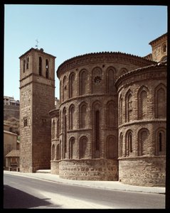 Art mudejar: utsikt over apsis til kirken Santiago de Arrabal, Toledo fra 1200-tallet, Spania av Spanish School