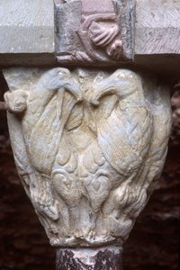 Detalj av en arkadehovedstad med skulptur av to fugler (bilde) av Spanish School