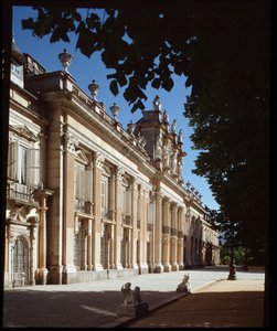 Fasade av det kongelige palasset til Granja de San Ildefonso, sommerresidens til kongene av Spania av Spanish School