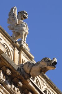 Gargoyle og acroteria, detalj fra utsiden av Spanish School