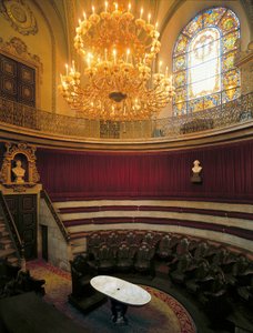 Innvendig utsikt over amfiteatret til Royal Academy of Medicine, tidligere kirurgisk høyskole grunnlagt i 1699, Barcelona, Spania (bilde) av Spanish School