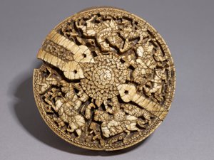 Lokk på en beholder dekorert med fire jegere og dyr, Umayyad-perioden, 998-999 e.Kr. (se også 117778) av Spanish School